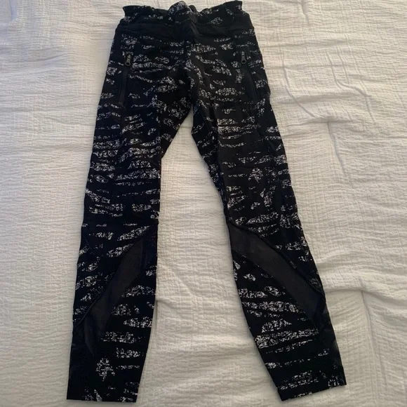Lululemon 3/4 Black&White Pattern Legging - Picture 4 of 4